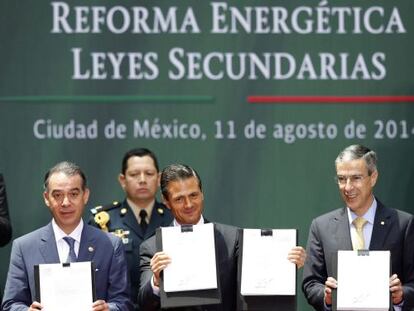 Peña Nieto, no centro, depois de promulgar a reforma.