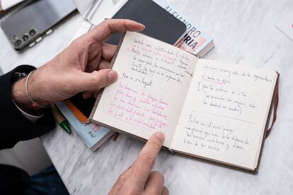 Gaviria enseña una libreta con anotaciones que hizo durante diferentes reuniones del Gobierno.