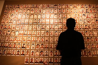 Mural de la exposición itinerante organizada por la Guardia Civil con las fotos de los agentes que han sido víctimas mortales de ETA. En total el Ministerio de Interior reconoce 829 asesinatos de la banda.