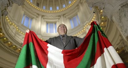 Pete Cenarrusa, en 2002, posando con una 'ikurriña' en la sede legislativa de Idaho.
