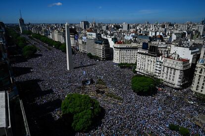 Vista panorámica del Obelisco en Buenos Aires. 