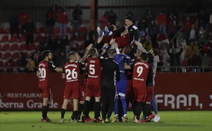 Los jugadores del Mirandés, tras ganar al Sevilla.