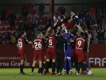 Los jugadores del Mirandés, tras ganar al Sevilla.