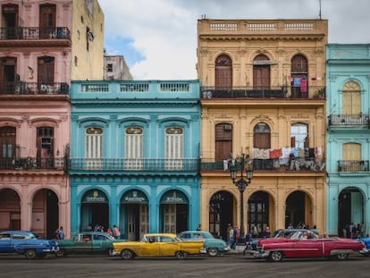 Vehículos antiguos en La Habana Vieja.