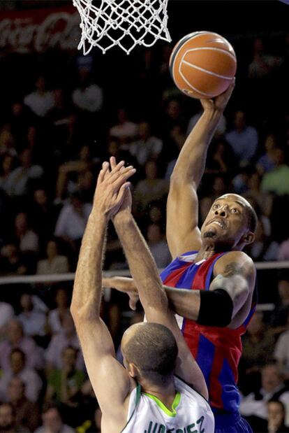 Terence Morris, ante Carlos Jiménez, del Unicaja.