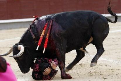 Iván Fandiño tras dar la estocada a su segundo toro.