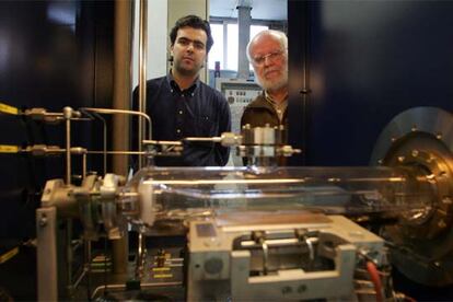 Ignacio Rey-Stolle (izquierda) y Antonio Luque, con un reactor para hacer células solares.