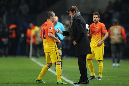 Vilanova habla con Andrés Iniesta durante el partido de Champions disputado entre el Barcelona y el Paris Saint-Germain el 2 de abril de 2013.