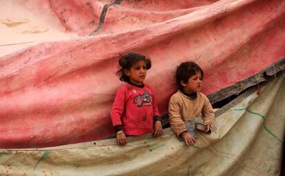 Displaced Syrian children, who fled the countryside surrounding the Islamic State (IS) group stronghold of Raqa, arrive at a temporary camp in the village of Ain Issa on April 28, 2017. / AFP PHOTO / DELIL SOULEIMAN