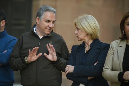 El coordinador general del PP, Elías Bendodo (izquierda), durante una conferencia de prensa, este miércoles, en Málaga.