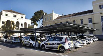 Veh&iacute;culos de la Polic&iacute;a Local de Castell&oacute;n estacionados en su parque m&oacute;vil.