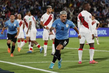 Clasificación Qatar 2022: Giorgian de Arrascaeta, de Uruguay, celebra su gol frente a Perú