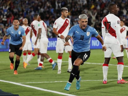 Giorgian de Arrascaeta, de Uruguay, celebra su gol frente a Perú.