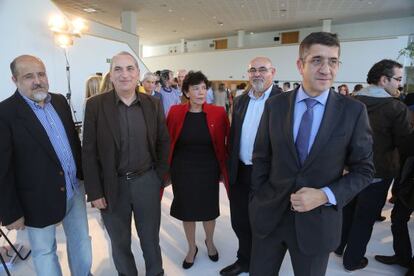 Patxi López, a la drecha, junto a la consejera Isabel Celaá, Txarli Prieto, Iñaki Arriola y José Antonio Pastor, en un acto del PSE-EE esta mañana en San Sebastián.