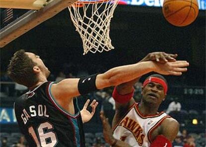 Gasol disputa un balón con Stephen Jackson, de los Hawks.