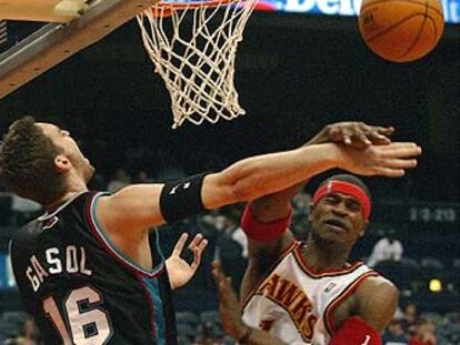 Gasol disputa un balón con Stephen Jackson, de los Hawks.