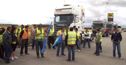 Un grupo de transportistas retenido por la Guardia Civil en la localidad vallisoletana de Medina del Campo dentro del despliegue especial de Interior contra las protestas de los camioneros autónomos.