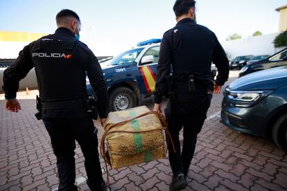 La policía de La Línea compagina su trabajo para detectar fardos de hachís, como este localizado este viernes en el mar, y desarrollar complejas investigaciones económicas. 