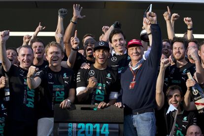 Niki Lauda celebra junto al pilóto británico, Lewis Hamilton; el alemán, Nico Rosberg y el resto del equipo de Mercedes, el primer y segundo lugar ganados en el Grand Prix de Rusia 'Sochi Autodrom', en Sochi (Rusia), el 12 de octubre de 2014.