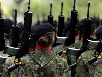 Una soldado desfila con sus compañeros, durante un homenaje.