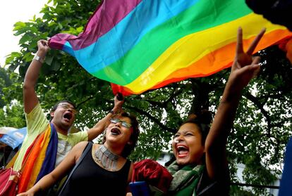 Miembros de la comunidad LGTB india celebran el fallo del Tribunal Supremo