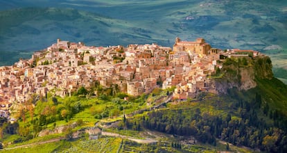 Vista del pueblo de Calascibetta, en el corazón de Sicilia.