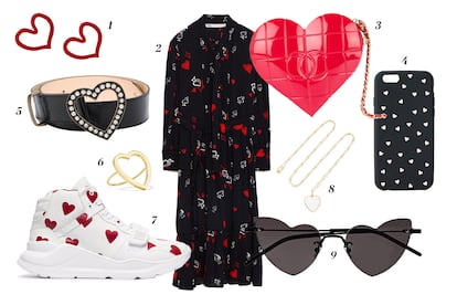 1. Osca de la Renta Pendientes 2. Zara Vestido camisero 3. Chanel Vintage Bolso tipo caja 4. Pull & Bear Funda para el móvil 5. Alessandra Rich Cinturón 6. Jennifer Meyer Anillo 7. Burberry Zapatillas 8. Loquet Colgante 9. Saint Laurent Gafas de sol.