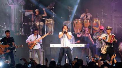 Carlos Vives durante un concierto.