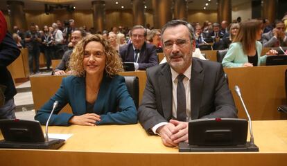 Meritxell Batet y Manuel Cruz, en una reunión del grupo parlamentario socialista en el Congreso, el pasado mayo.