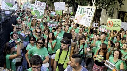 Protesta al Parlament balear, a Palma, contra l'aplicació del decret integral de llengües.