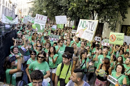 Protesta al Parlament balear, a Palma, contra l'aplicació del decret integral de llengües.