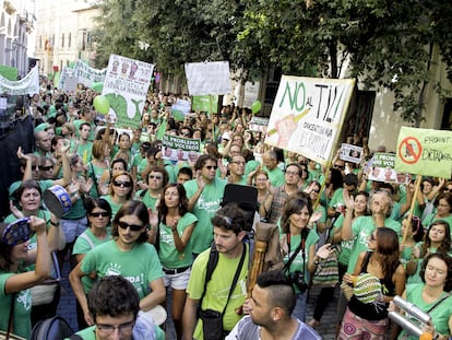 Protesta al Parlament balear, a Palma, contra l'aplicació del decret integral de llengües.