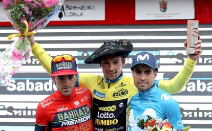 Roglic, flanqueado por Izagirre y Landa.