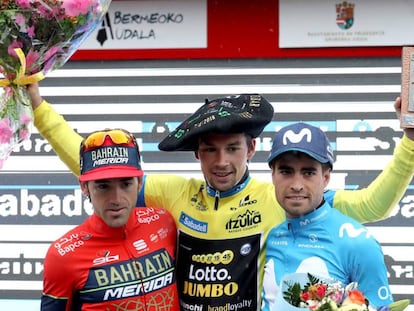 Roglic, flanqueado por Izagirre y Landa.