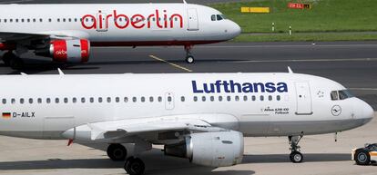 Un avi&oacute;n de la aerol&iacute;nea alemana Air Berlin (arriba) se prepara para despegar en el aeropueto de D&uuml;sseldorf (Alemania) el pasado 16 de agosto. 