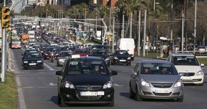 Tr&aacute;fico en la avenida Diagonal de Barcelona.