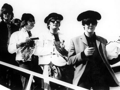 Los Beatles bajan del avi&oacute;n a su llegada a Barcelona en 1965.