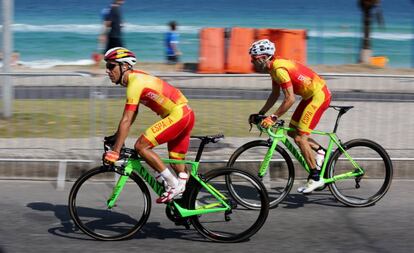 Purito Rodriguez (i) y Alejandro Valverde, entrenan este jueves en Río de Janeiro.