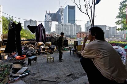 Al fondo, la sede de la televisión china en Pekín. En primer plano, la vida real toma relevancia frente a la estética del edificio.