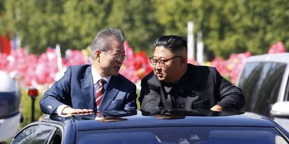 Moon Jae-in (izquierda) y Kim Jong-un dialogan durante el desfile en Pyongyang.