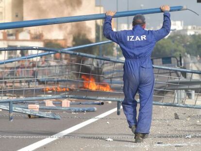 Los trabajadores de Izar cortan la carretera a la altura de San Fernando (C&aacute;diz) en septiembre de 2004. 