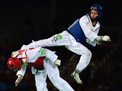 Alexey Denisenko (Rússia) luta contra Jaouad Achab (Bélgica) durante a semifinal do Taekwondo 68 kg masculino.