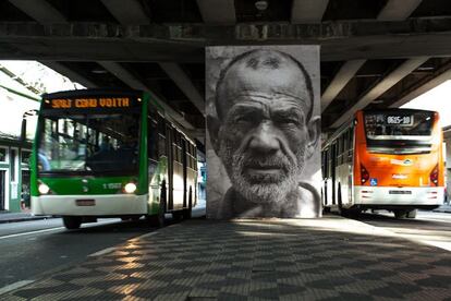 El proyecto Giganto, de la fotoperiodista Raquel Brust, nació en 2008 de las ganas de hacer un trabajo que sacara la fotografía fuera de las galerías. “Tenía que estar en la calle, transformar un poco el paisaje de mi ciudad”, indica la autora. Giganto es una proyección de fotografías híper dimensionadas con las que la artista brasileña decoró los pilares de un viaducto en una zona de la ciudad que separa un barrio de clase acomodada de otro más popular. Brust intenta diluir esa frontera utilizando la arquitectura de la ciudad como soporte. “Busqué gente de todos los entornos, son retratos muy centrados en la expresión y en el rostro”. Este trabajo ha conseguido, según la autora, cambiar un poco la relación de la gente con el viaducto. “Es un sitio ruidoso, agresivo y un poco peligroso, pero ahora ha cambiado, la gente ha empezado a verlo como una galería”, comenta. El audiovisual sobre el Giganto estará en la Casa de América entre el 5 junio y el 27 de julio.