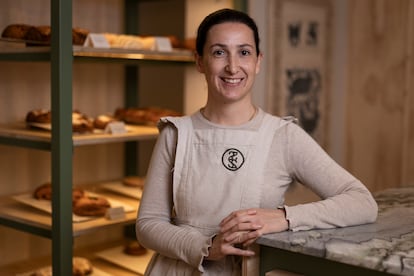 La pastelera Maite Otegi en su nueva pastelería llamada 22:22 Cultura Dulce.