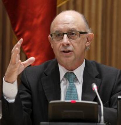 El ministro de Hacienda, Cristóbal Montoro, durante la rueda de prensa de ayer.