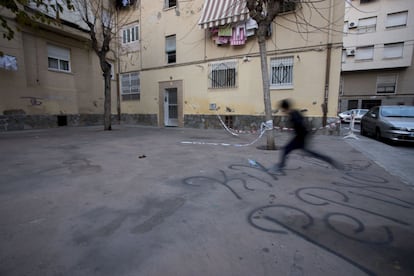 La Agencia Tributaria ha analizado los datos de los declarantes del IRPF por código postal en 33 grandes ciudades españolas. De los 10 barrios con mayor renta, cinco están en Madrid capital y tres en Barcelona. Por el contrario, tres vecindarios de Elche se sitúan entre los 10 más desfavorecidos. En la imagen, algunas viviendas ubicadas en la plaza Grupo San Agatangelo, en Carrús Este.