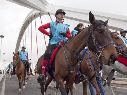 Jinetes, escuelas hípicas y coches de caballos recorren Sevilla