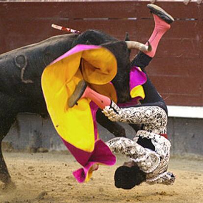 Juan Diego sufre una voltereta en su segundo toro.