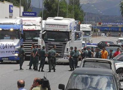 Agentes de la Guardia Civil regulan el tráfico ayer en la salida de Mercagranada.