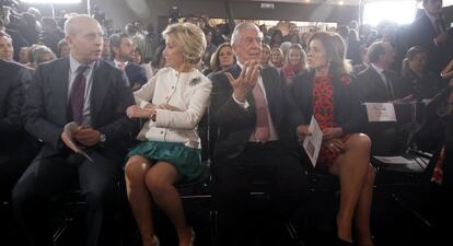 El ministro de Cultura, José Ignacio Wert; Esperanza Aguirre; el escritor Mario Vargas Llosa, y Ana Botella en mayo de 2012.